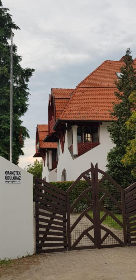 Grantek Ueduelohaz Otel Balatonlelle Dış mekan fotoğraf
